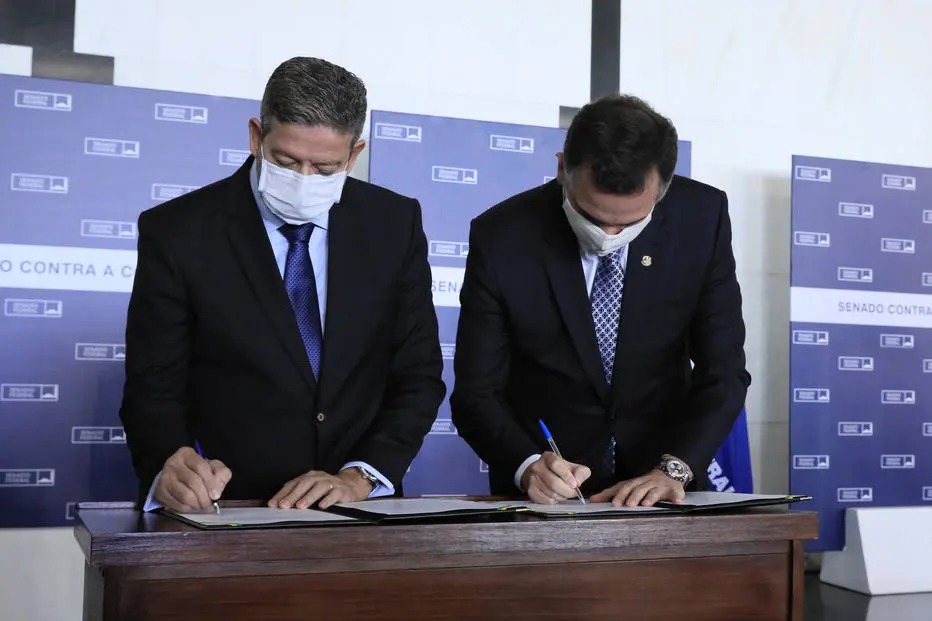Lira e Pacheco assinam documento conjunto com prioridades do Legislativo.